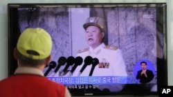 Siaran berita yang ditayangkan melalui layar televisi di sebuah stasiun kereta di Seoul, Korea Selatan ini menampilkan sosok utusan khusus Korea Utara, Choe Ryong Hae. Kim Jong-un menugaskan Choe Ryong Hae untuk memimpin delegasi Korea Utara ke China (22/5).