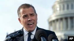 Hanter Bajden, sin predsednika Džoa Bajdena, razgovara sa reporterima ispred američkog Kongresa, 13. decembra 2023. (Foto: AP Photo/Jose Luis Magana)
