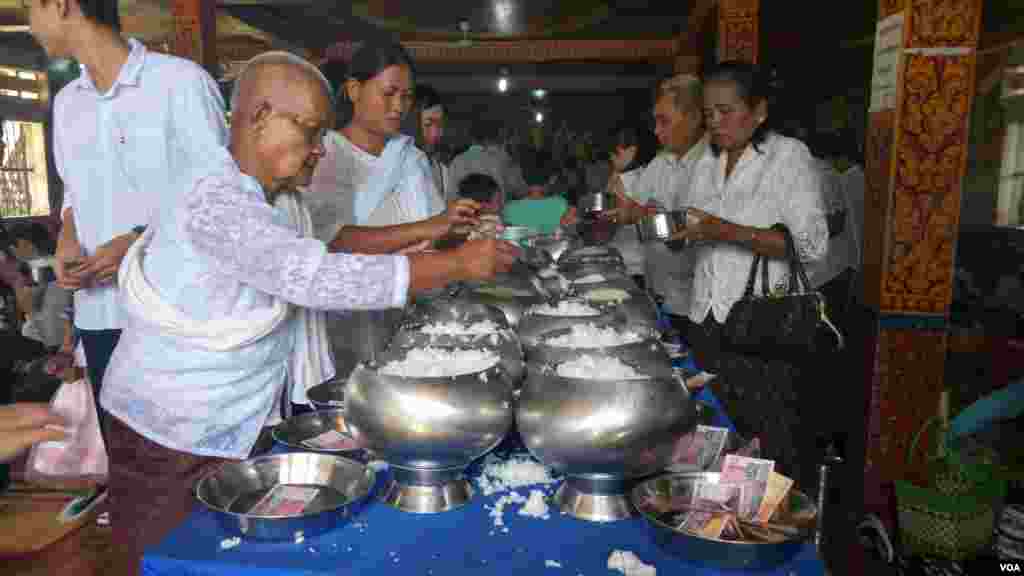 ពុទ្ធសាសនិកធ្វើការរាប់បាត្រ ក្នុងឱកាសបុណ្យភ្ជុំបិណ្ឌ នៅវត្តនគរបាជ័យ ខេត្តកំពង់ចាម កាលពីថ្ងៃទី០១ ខែតុលា ឆ្នាំ២០១៦។ (ប៊ុន ប៉េងហ៊ុយ/VOA)