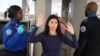 Una pasajera se somete al control de seguridad en el aeropuerto de LaGuardia, en Nueva York, el 31 de enero de 2019.