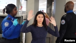 Una pasajera se somete al control de seguridad en el aeropuerto de LaGuardia, en Nueva York, el 31 de enero de 2019.