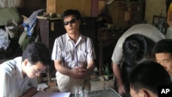 Chen Guanchen, xitoylik ko'zi ojiz dissident (o'rtada)