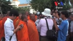 ព្រះសង្ឃ​ជាង​១០០​អង្គ​ទូល​សុំ​ព្រះ​មហាក្សត្រ​ឲ្យ​ពន្យារ​ពេល​ការកោះ​ប្រជុំ​សភា​លើក​ដំបូង