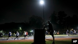 Warga memadati sebuah taman di Buenos Aires, Argentina, Senin, 8 Juni 2020 untuk berolah raga. Pemerintah kota Buenos Aires memberi ijin warganya untuk berolahraga di luar ruangan antara jam 8 malam hingga 8 pagi dan untuk pertama kalinya semenjak ditutup selama pandemi corona.