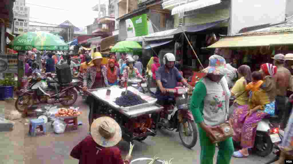 ផ្លែព្រីងដាក់លក់នៅផ្សារច្រាំងចំរេះ (ផ្សារគីឡូលេខ៧) នៅម៉ោង៥រសៀល ថ្ងៃអាទិត្យ ទី១២ ខែមិថុនា ឆ្នាំ២០១៦ នៅក្នុងខណ្ឌឫស្សីកែវ រាជធានីភ្នំពេញ។ (សើ សាយ្យាណា/VOA)