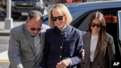 La ex columnista E. Jean Carroll llega a una corte federal en Manhattan, el 1 de mayo de 2023, en Nueva York, EEUU.