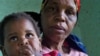 Mtoto mwenye virusi vya HIV akipewa dawa na nyanyake huko Durban, Afrika Kusini.