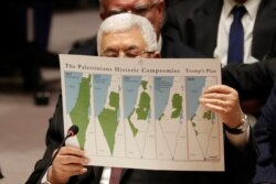 Presiden Palestina Mahmoud Abbas menunjukkan peta wilayah Palestina yang terus mengecil dalam pidato di depan DK PBB, hari Selasa (11/2).