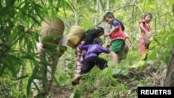 ကယားပြည်နယ်တွင်း တိုက်ပွဲတွေကြောင့် တောတောင်တွေထဲ ထွက်ပြေးတိမ်းရှောင်နေသူများ။ (မေ ၂၆၊ ၂၀၂၁)