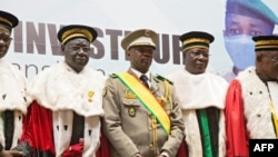 Le président malien par intérim, le colonel Assimi Goita, au centre, en compagnie de membres de la Cour suprême lors de sa prestation de serment à Bamako, le 7 juin 2021.