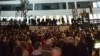 Okupljeni na 50. antivladinom protestu "Jedan od pet miliona", ispred Palate pravde, u Beogradu, 16. novembra 2019. (Foto: Zoran Glavonić, Radio Slobodna Evropa)