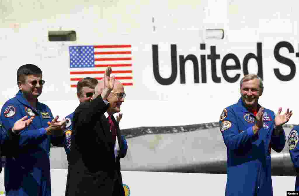 Mantan Senator dan astronot AS John Glenn (tengah) di Museum Udara dan Antariksa Nasional di Virginia, untuk menyambut kedatangan pesawat ulang-alik Discovery, 19 April 2012. (Reuters/Gary Cameron)