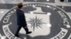 Seorang pria melintasi logo Central Intelligence Agency (CIA) di lobi Markas Besar CIA di Langley, Virginia. (Foto: AFP)