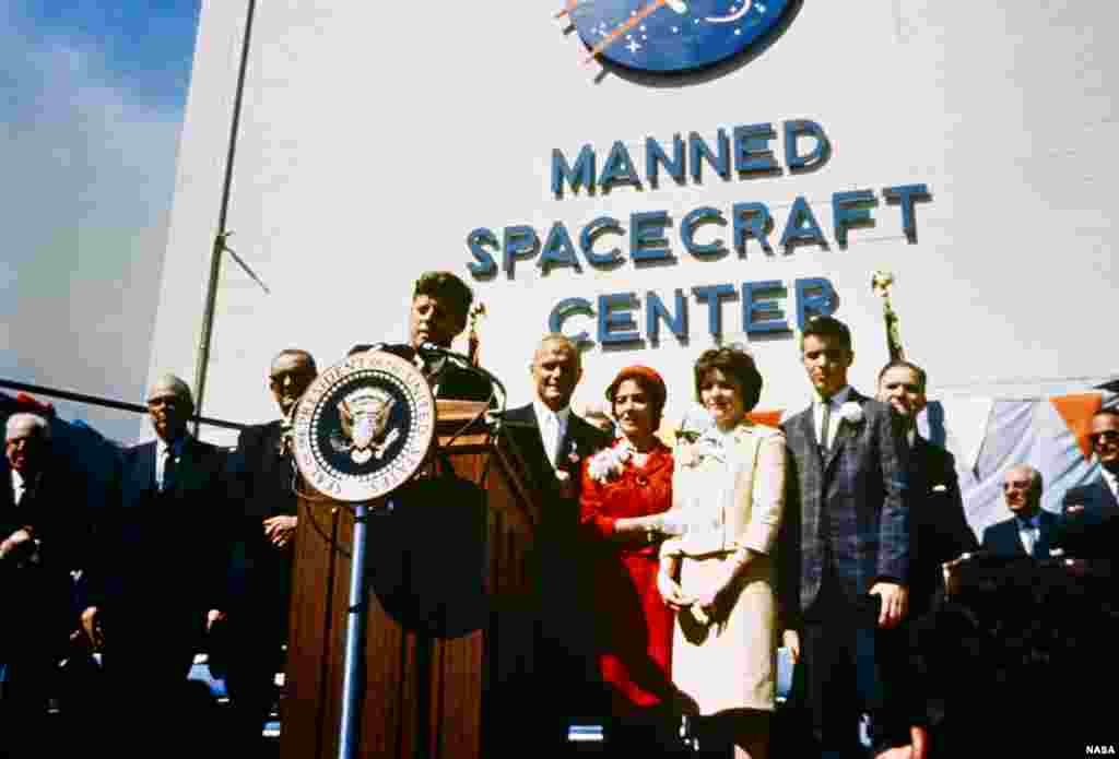 Presiden John F. Kennedy memberi penghormatan kepada astronot John Glenn atas penerbangannya mengorbit Bumi dengan pesawat Friendship 7.