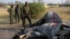 Le colonel George Bogatsu de la Force de défense du Botswana (BDF) s'arrête près du reste marqué d'un éléphant à Chobe, le 19 septembre 2018,.