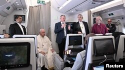 El papa Francisco, el arzobispo de Canterbury, Justin Welby, y el el moderador de la Asamblea General de la Iglesia de Escocia, Iain Greenshields, hablan con la prensa el 5 de febrero de 2023 en el vuelo de regreso al Vaticano después de una gira por dos países de África.