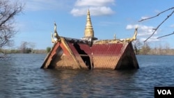 រូបឯកសារ៖ ដំបូល​វត្តអារាមមួយ​ដែល​ត្រូវបាន​លិចលង់ ក្នុងខេត្តស្ទឹងត្រែង ថ្ងៃទី២៨ ខែវិច្ឆិកា ឆ្នាំ២០១៨។(ស៊ុន ណារិន/VOA)