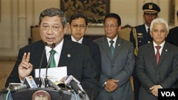 Presiden Yudhoyono saat mengumumkan pembatalan kunjungannya ke Belanda pada hari Selasa.