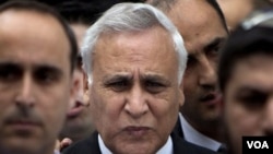 Mantan Presiden Israel Moshe Katsav meninggalkan pengadilan di Tel Aviv, 30 Desember 2010.