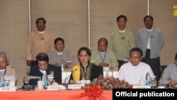 ပြည်ထောင်စု ငြိမ်းချမ်းရေး ဆွေးနွေးမှု ပူးတွဲကော်မတီ UPDJC အစည်းအဝေးသို့ ဒေါ်အောင်ဆန်းစုကြည် တက်ရောက်နေစဉ် (နေပြည်တော်- မေလ ၁၁ ရက်)