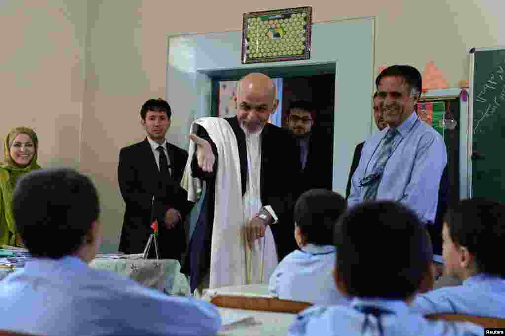 Prezident Ashraf G'ani Kobuldagi Amani maktabiga tashrif buyurdi, 30-sentabr, 2014-yil.