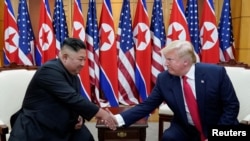 도널드 트럼프(오른쪽) 미국 대통령과 김정은 북한 국무위원장이 지난달 30일 판문점 남측 '자유의 집'에서 만나 악수하고 있다. 