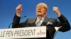 Jean-Marie Le Pen, candidat à l'élection présidentielle et leader de l'extrême droite française, prononce un discours après l'annonce des résultats préliminaires du premier tour de l'élection, le 22 avril 2007 à Paris. AP / Michael Sawyer