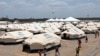 Anak-anak migran Venezuelan bermain sepak bola di lapangan kemah pengungsi PBB (UNHCR) di Maicao, Kolombia, 7 Mei 2019. (REUTERS/Luisa Gonzalez)