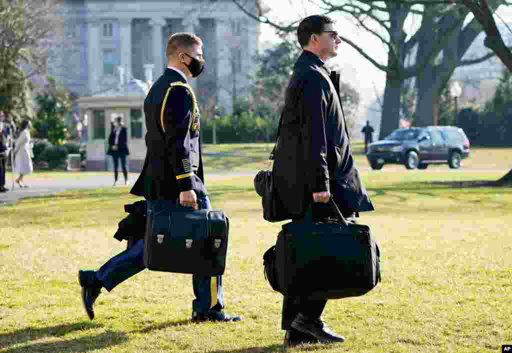 도널드 트럼프 미국 대통령의 군사보좌관이 핵발사코드가 담긴 '핵가방(nuclear football)'을 들고 백악관에서 텍사스주로 향하는 대통령을 뒤따르고 있다.