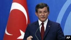 លោក Ahmet Davutoglu នាយក​រដ្ឋ​មន្រ្តី​តួកគី​ថ្លែង​ទៅ​កាន់​សារព័ត៌មាន​នៅ​ទីស្នាក់ការ​កណ្តាល​របស់​គណបក្ស​យុត្តិធម៌ និង​អភិវឌ្ឍន៍​របស់​លោក នៅ​ក្នុង​ក្រុង​អង់ការ៉ា ប្រទេស​តួកគី កាលពី​ថ្ងៃទី៥ ខែឧសភា ឆ្នាំ២០១៦។