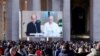 El papa dice que tiene inflamación pulmonar, pero viajará a cumbre climática en Dubái