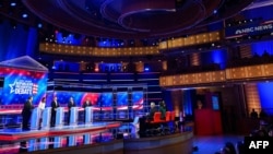 El exgobernador de Nueva Jersey Chris Christie, la exgobernadora de Carolina del Sur Nikki Haley, el gobernador de Florida Ron DeSantis, el empresario Vivek Ramaswamy y el senador por Carolina del Sur, Tim Scott en el debate republicano, el 8 de noviembre de 2023 en Miami.