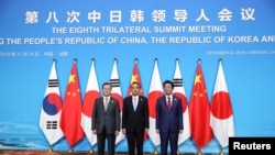 Los primeros ministros de China y Japón, Li Keqiang y Shinzo Abe, y el presidentesurcoreano, Moon Jae In, antes de comenzar una cumbre tripartita en China el 24 de diciembre de 2019.