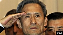 Menteri Pertahanan Korsel yang baru, Kim Kwan-jin sedang memberi hormat dalam acara pelantikannya di kantor Kementrian Pertahanan di Seoul (4 Des. 2010).