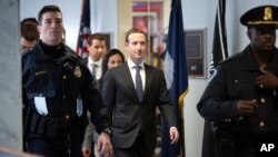 លោក Mark Zuckerberg ចាកចេញ​ពី​កិច្ចប្រជុំ​ជាមយ​នឹង​លោក Bill Nelson សមាជិក​ព្រឹទ្ធសភា នៅ​វិមាន​សភា Capitol Hill ក្នុង​រដ្ឋធានី​វ៉ាស៊ីនតោន កាលពី​ថ្ងៃទី៩ ខែមេសា ឆ្នាំ២០១៨។