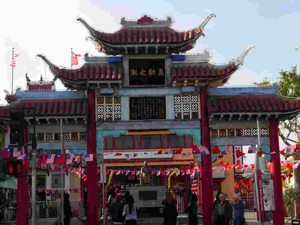 中国城门楼建于1938年(美国之音国符拍摄)