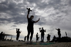 Manifestantes frente al palacio presidencial de Planalto, en Brasilia, sostienen en alto cruces en referencia a las 400 mil muertes relacionadas con el covid en Brasil, mientras protestan contra el manejo federal de la pandemia. Mayo 1 de 2021.