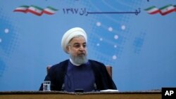 Dalam foto yang dirilis situ web kantor Kepresidenan Iran, Presiden Iran menghadiri pertemuan dengan para pejabat Kementerian Luar Negeri di Teheran, Iran, Minggu, 22 Juli 2018.