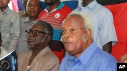Waziri Mkuu wa zamani wa Tanzania Edwars Lowass (kulia).