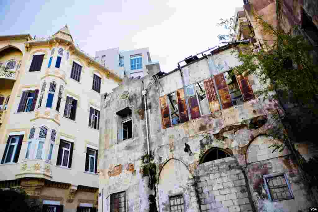 A decaying Ottoman-era house across a street from a well maintained one. (VOA/V. Undritz)