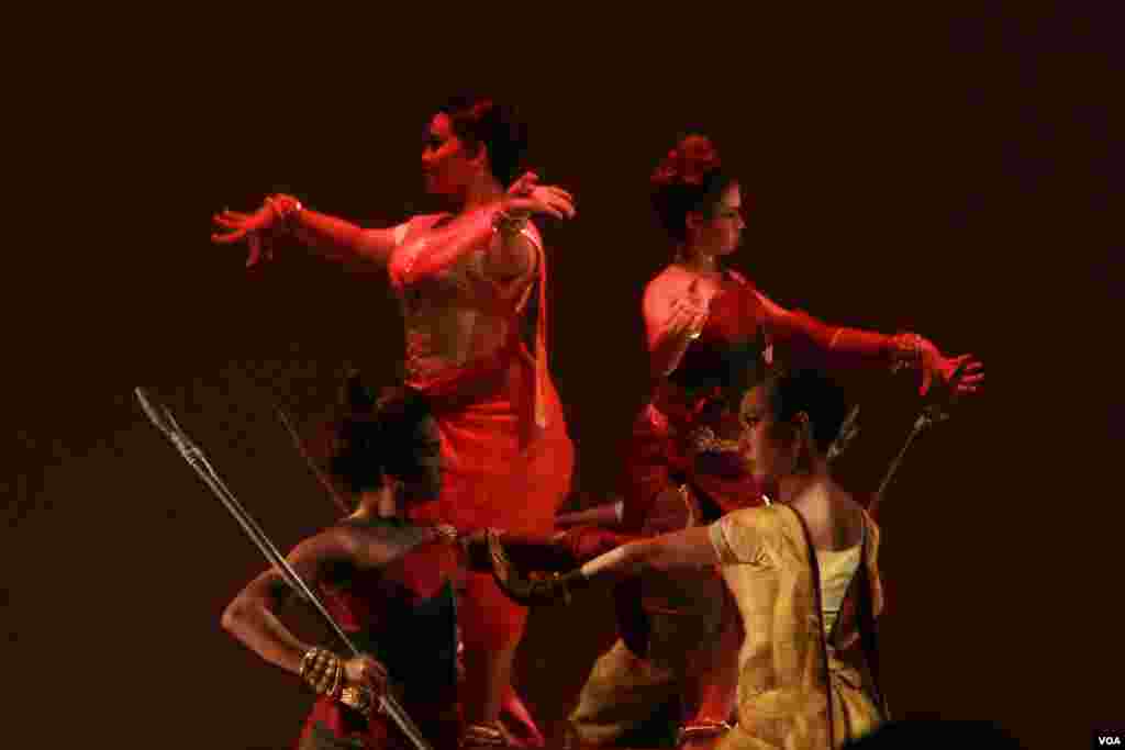 ឈុតមួយដែលបង្ហាញពីកងទ័ពរបស់ព្រះអរុណធិបតី និងសាយ័ន្តរាជនី ប្រយុទ្ធគ្នាក្នុងរឿង «ព្រះនាងផាមីណាទេវី» ដែលច្នៃចេញពីរឿង «ខ្លុយវេទមន្ត» របស់លោក Mozart ត្រូវបានសម្តែងដោយក្រុមសិល្បៈសុភីលីន នៅឯនាយកដ្ឋានសិល្បៈទស្សនីយភាព កាលពីថ្ងៃទី២១ ខែឧសភា ឆ្នាំ២០១៥។