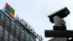 Sebuah kamera pengintai keamanan terlihat di dekat gedung perkantoran Microsoft di Beijing, Selasa, 20 Juli 2021. (Foto: AP)
