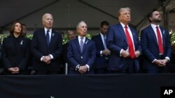 ARCHIVO - El presidente Joe Biden, segundo a la izquierda junto a la vicepresidenta Kamala Harris, asiste a un evento en conmemoración a los sucesos del 11 de septiembre, junto al expresidente Donald Trump, segundo a la derecha, el 11 de septiembre de 2024 en Nueva York.