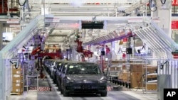 中國上海特斯拉工廠內的特斯拉電動車。 (2020年1月7日)