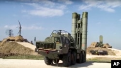 Foto dari situs resmi Kementerian Pertahanan Rusia menunjukkan rudal Russian S-400 di pangkalan udara Hemeimeem di Suriah. (Foto: dok.)