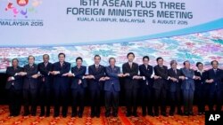 Para Menlu negara-negara ASEAN melakukan foto bersama pada acara KTT di Kuala Lumpur, Malaysia, Kamis (6/8).