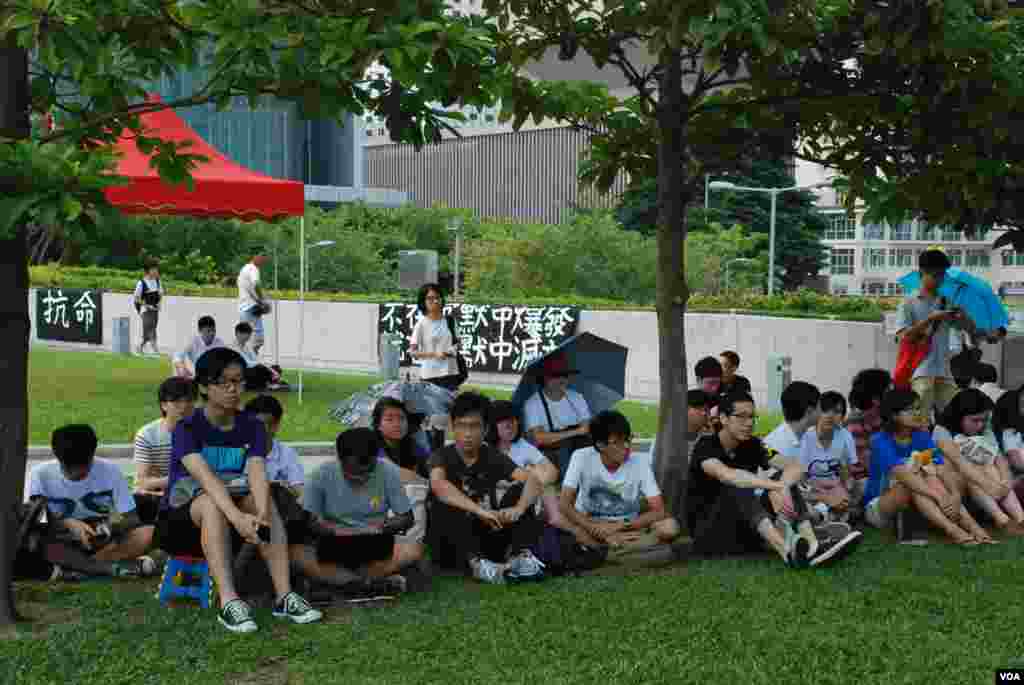 響應大專生罷課的學生在添馬公園參與公民講堂,發起中學生罷課的學民思潮表示,中學生罷課也有街頭教室,強調罷課不罷學