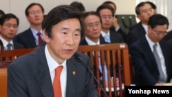 지난달 14일 국회 국정감사에 참석한 한국의 윤병세 외교부 장관. (자료사진)