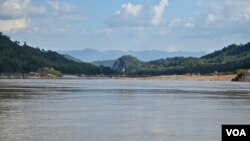 រូបឯកសារ​៖ ទង់ពណ៌​លឿងមួយ​ត្រូវ​បាន​ដោត​នៅ​ក្នុង​ទន្លេ​មេគង្គ ដើម្បី​ជា​សញ្ញា​បង្ហាញ​ពី​ទីតាំង​សម្រាប់​សាងសង់​ទំនប់​ Luang Prabang នៅ​ក្បែរ​​ភូមិ Houaygno ប្រទេស​ឡាវ ថ្ងៃទី៤ ខែវិច្ឆិកា ឆ្នាំ២០១៩។ (Zsombor Peter/VOA)
