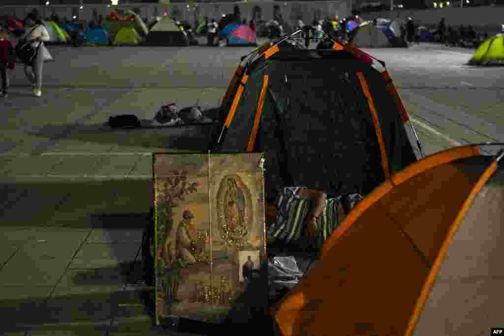 En campamentos improvisados, devotos de la virgen de Guadalupe pasan la noche para participar en las conmemoraciones que en su nombre se hacen cada 12 de diciembre. 
